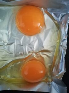 高い卵と安い卵の割った時の違いの画像